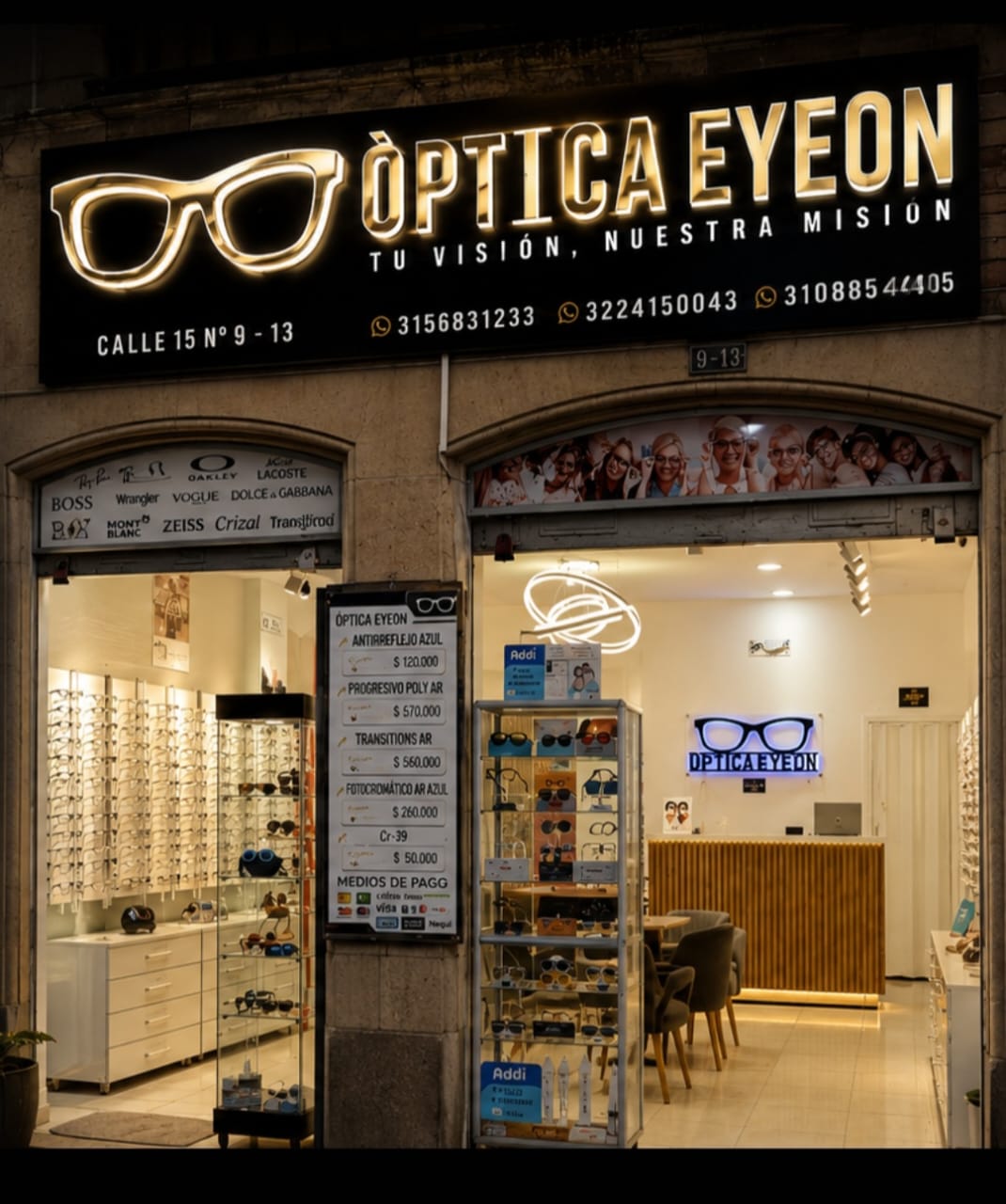 Cliente de Óptica Eyeon usando sus gafas
